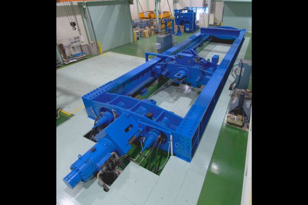 1500kN疲労試験機(横型)