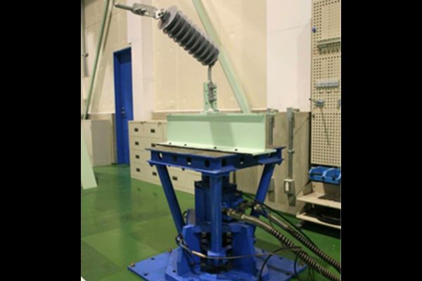 広帯域振動試験機