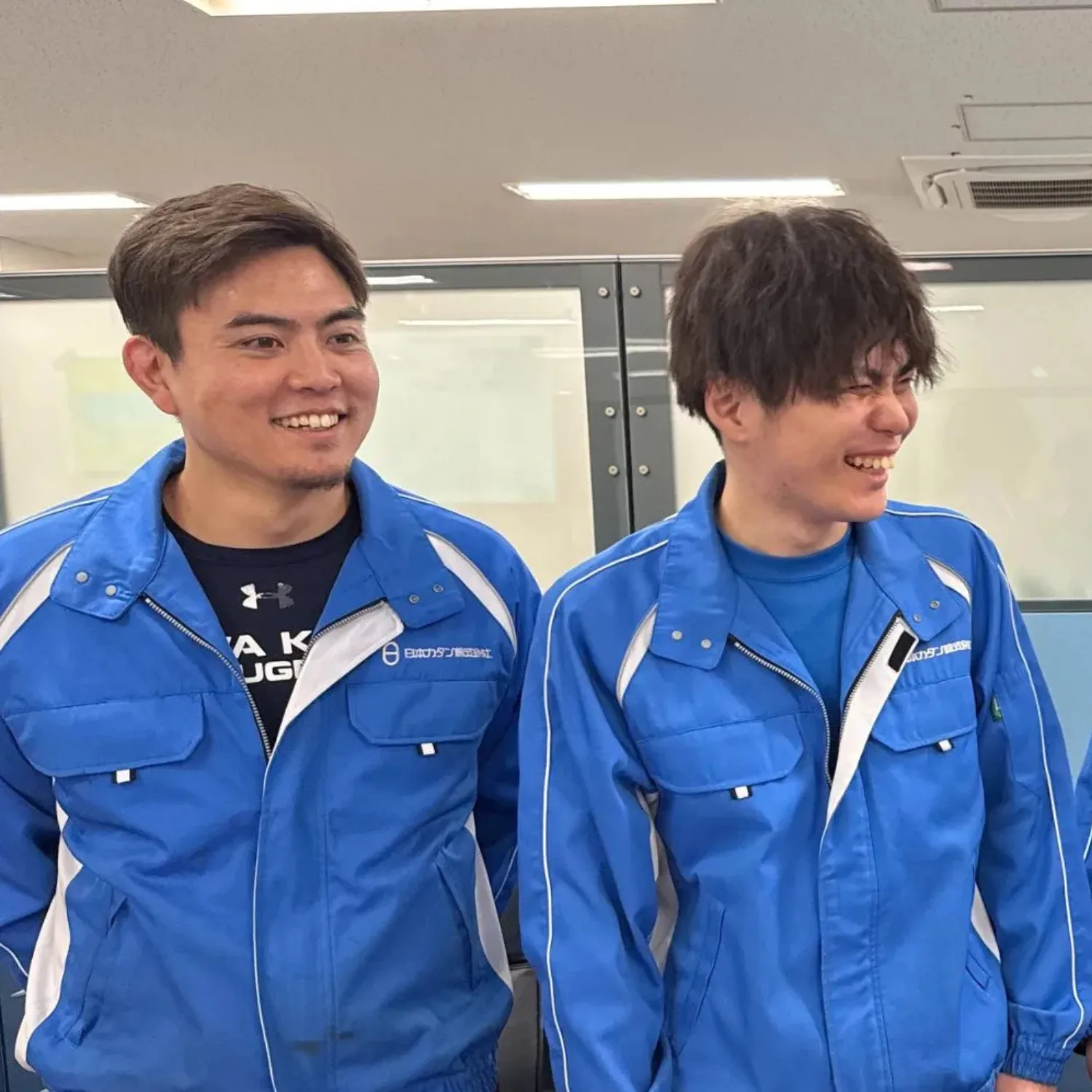 談笑する社員たち